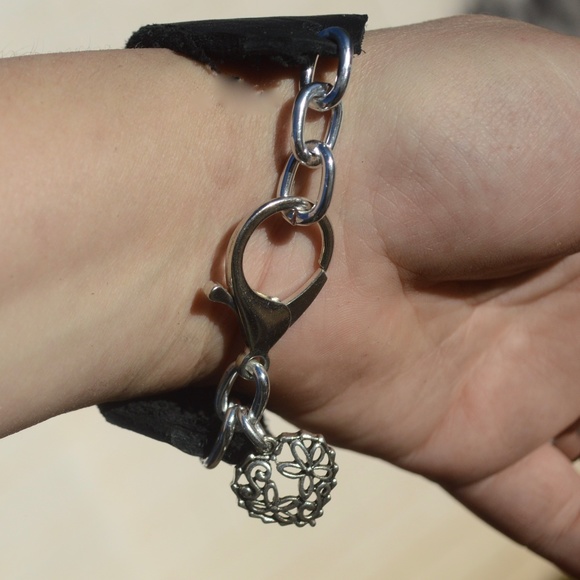 Baroque Cherub Black Real Leather Cuff Bracelet - Picture 6 of 8